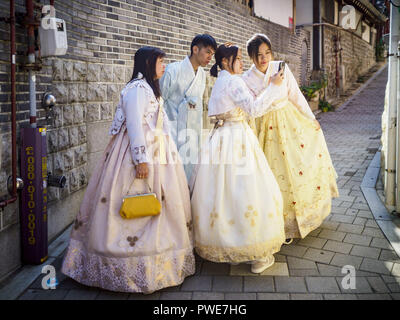 Seoul, Gyeonggi, Corea del Sud. Xiii oct, 2018. I turisti indossando il tradizionale coreano ''Hanbok'' abbigliamento, passeggiare e prendere selfies nel il villaggio di Bukchon Hanok in Seoul. Hanok è il tradizionale stile di costruzione in Corea del Sud e di Bukchon è uno dei pochi restanti Comunità Hanok in Seoul. Si trova vicino al Palazzo Gyeongbokgung e popolare con i turisti. Credit: Jack Kurtz/ZUMA filo/Alamy Live News Foto Stock