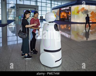 Incheon, Gyeonggi, Corea del Sud. 15 ottobre, 2018. Un robot, progettato e costruito da sud coreano conglomerato di elettronica LG, aiuta i viaggiatori navigare l'Aeroporto Internazionale di Incheon vicino a Seoul. I robot capisce e parla quattro lingue; coreano, inglese, giapponese e cinese, e sono stati introdotti prima il sud coreano 2018 Olimpiadi Invernali. Credit: Jack Kurtz/ZUMA filo/Alamy Live News Foto Stock