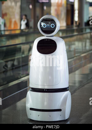 Incheon, Gyeonggi, Corea del Sud. 15 ottobre, 2018. Un robot, progettato e costruito da sud coreano conglomerato di elettronica LG, aiuta i viaggiatori navigare l'Aeroporto Internazionale di Incheon vicino a Seoul. I robot capisce e parla quattro lingue; coreano, inglese, giapponese e cinese, e sono stati introdotti prima il sud coreano 2018 Olimpiadi Invernali. Credit: Jack Kurtz/ZUMA filo/Alamy Live News Foto Stock