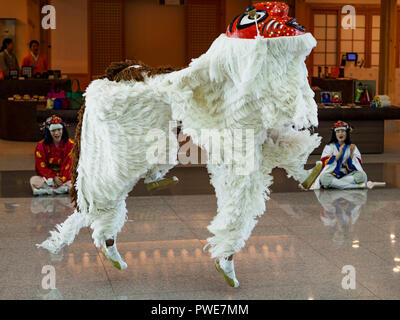 Incheon, Gyeonggi, Corea del Sud. 15 ottobre, 2018. Tradizionale Coreana di animatori mettere in piedi uno show per i viaggiatori all'Aeroporto Internazionale di Incheon vicino a Seoul. Credit: Jack Kurtz/ZUMA filo/Alamy Live News Foto Stock