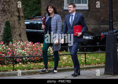 Londra, Regno Unito. 16 ottobre, 2018. Claire Perry MP, il Ministro per l'energia e pulire la crescita presso il dipartimento di business, di energia e di strategia industriale e Greg Clark MP, Segretario di Stato per gli affari, di energia e di strategia industriale, arrivano al 10 di Downing Street per una riunione del gabinetto durante la quale il Primo Ministro Theresa Maggio è atteso a cercare assistenza cabinet per chiedere i leader dell'UE per far cadere il loro fermo irlandese proposta a livello europeo la cena la sera seguente. Credito: Mark Kerrison/Alamy Live News Foto Stock