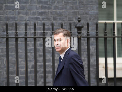 Londra, UK, 16 ottobre 2018,Lord Cancelliere e segretario di Stato per la giustizia la Rt Hon David Gauke MP arriva per la riunione di gabinetto in 10 Downing Street, davanti a un crunch Vertice di Bruxelles domani. Theresa Maggio consegnerà un appello per rompere il deadlock al vertice. Top i ministri hanno incontrato la scorsa notte In Andrea Leadsom dell'ufficio mentre mangiare la pizza per discutere i dettagli ulteriori.Credit: Keith Larby/Alamy Live News Foto Stock