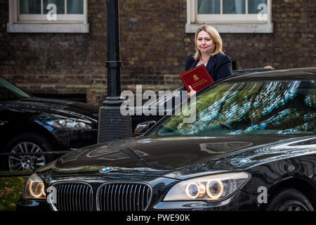 Karen Bradley. Xvi oct, 2018. Il segretario di Stato per l'Irlanda del Nord arriva a Downing Street settimanale per la riunione di gabinetto. Credito: Velar concedere/ZUMA filo/Alamy Live News Foto Stock