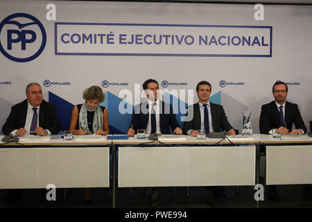 Madrid xvi Ott 2018Vice Segretario Generale di autonoma e le politiche locali, VICENTE TIRADO(a sinistra), Vice Segretario Generale del settoriali, ISABEL GARCIA TEJERINA, Segretario Generale, TEODORO GARCIA, presidente di PABLO MARADO e il Vice Segretario Generale dell Organizzazione, JAVIER MAROTO. Il presidente del partito popolare, Pablo Casado presiede la riunione del Comitato esecutivo nazionale in sede nazionale del PP il Ott 16, 2018 a Madrid, Spagna Foto Stock