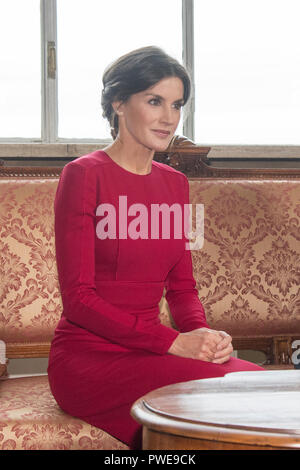 Roma, Italia. 16 ottobre, 2018. Foto di Fabrizio Corradetti/LaPresse 16 ottobre 2018 Roma , Italia Italiano Visita della Regina Letizia all' Accademia di Spagna a Roma nella foto: Regina Letizia Foto Fabrizio Corradetti/LaPresse 16 Ottobre, 2018 Roma, Italia Politica visita della Regina Letizia per l'Accademia di Spagna a Roma nella foto: Regina Letizia Credito: CORDON PREMERE/Alamy Live News Foto Stock
