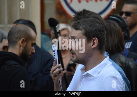 Parigi, Francia. 16 ottobre, 2018. Remy BUISINE, famigerato reporter per Brut. Ex famigerato reporter freelance sul periscopio e Twitter. La polizia cerca al francese partito politico LFI (La Francia Insoumise : Il Unsubmissive Francia) sede. Il supporto è in arrivo per il fondatore Jean-Luc Melenchon. Il 16 ottobre 2018. Parigi, Francia, rue de Dunkerque. ALPHACIT NEWIM / Alamy Live News Foto Stock