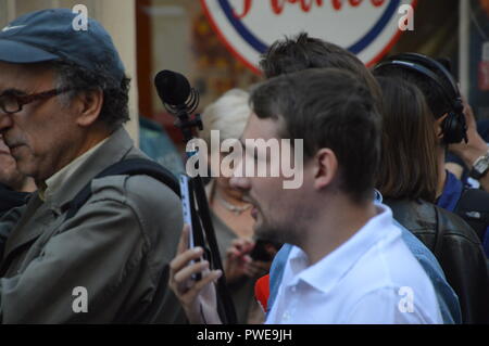 Parigi, Francia. 16 ottobre, 2018. Remy BUISINE, famigerato reporter per Brut. Ex famigerato reporter freelance sul periscopio e Twitter. La polizia cerca al francese partito politico LFI (La Francia Insoumise : Il Unsubmissive Francia) sede. Il supporto è in arrivo per il fondatore Jean-Luc Melenchon. Il 16 ottobre 2018. Parigi, Francia, rue de Dunkerque. ALPHACIT NEWIM / Alamy Live News Foto Stock