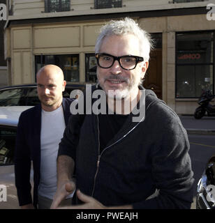 Lione, Francia. Xvi oct, 2018. Direttore messicano Alfonso CuarÃ³n (gravità, Harry Potter e il prigioniero di Azkaban) arriva a la Comedie teatro Odeon a Lione, in Francia per prendere parte a una Master Class durante questo anno il Festival Lumiere. Il Festival Lumiere è un film festival che si tiene ogni ottobre ed è chiamato in onore del Lumia¨re fratelli, chi ha inventato la cinematografia a Lione nel 1895. Il festival si concentra sulla storia del cinema con una linea dedicata alle opere del passato attraverso stampe ripristinate, retrospettive e omaggi. Credito: James Colburn/ZUMA filo/Alamy Live News Foto Stock