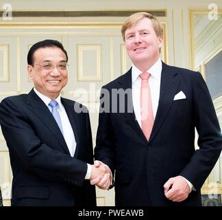 L'Aia, Paesi Bassi. 15 ottobre, 2018. Il premier cinese LI Keqiang (L) soddisfa con Dutch King Willem-Alexander all'Aia, nei Paesi Bassi, ottobre 15, 2018. Credito: Huang Jingwen/Xinhua/Alamy Live News Foto Stock