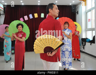 Pechino, Cina. Xvi oct, 2018. Senior eseguire residenti nella Comunità Hetaoyuan di Xicheng District a Pechino Capitale della Cina, 16 ottobre 2018. Senior residenti nella Comunità si sono riuniti per guardare una performance per celebrare il prossimo Festival Chongyang, un giorno a pagare il rispetto per gli anziani che cade il nono giorno del nono mese lunare che è il 17 ottobre di quest'anno. Credito: Zhao Yusi/Xinhua/Alamy Live News Foto Stock