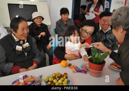 Pechino, Cina. Xvi oct, 2018. I residenti di raccogliere nella Comunità Hetaoyuan di Xicheng District a Pechino Capitale della Cina, 16 ottobre 2018. Senior residenti nella Comunità si sono riuniti per guardare una performance per celebrare il prossimo Festival Chongyang, un giorno a pagare il rispetto per gli anziani che cade il nono giorno del nono mese lunare che è il 17 ottobre di quest'anno. Credito: Zhao Yusi/Xinhua/Alamy Live News Foto Stock