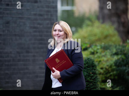 Londra, Regno Unito. 16 ott 2018. Karen Bradley, Segretario di Stato per l'Irlanda del Nord, arriva per la riunione di gabinetto Credito: Tommy Londra/Alamy Live News Foto Stock