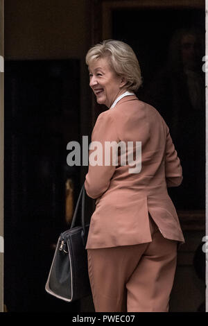 Londra, Regno Unito. 16 ottobre, 2018. Ministri di arrivare per un esteso riunione del gabinetto al 10 di Downing Street. Credito: Guy Corbishley/Alamy Live News Foto Stock