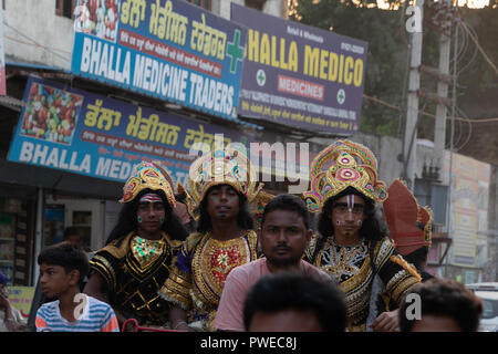 Nakodar, Panjab, India. Il 16 ottobre 2018. Sera scene di strada in nord Panjab città mercato di Nakodar festeggia Navratri festival indù. Nel 2018, il festival di Navratri cade il 10 ottobre e si concluderà il 18 ottobre. Il festival è celebrato per nove giorni e nove notti. Navratri cade nel mese di Ashvin e il festival celebra la dea Durga la vittoria su un demone per ripristinare il dharma. Gli indù credono che il Signore Shiva ha concesso il permesso di sua moglie Dea Durga per vedendo sua madre per soli nove giorni. Credito: WansfordPhoto/Alamy Live News Foto Stock