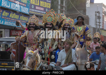 Nakodar, Panjab, India. Il 16 ottobre 2018. Sera scene di strada in nord Panjab città mercato di Nakodar festeggia Navratri festival indù. Nel 2018, il festival di Navratri cade il 10 ottobre e si concluderà il 18 ottobre. Il festival è celebrato per nove giorni e nove notti. Navratri cade nel mese di Ashvin e il festival celebra la dea Durga la vittoria su un demone per ripristinare il dharma. Gli indù credono che il Signore Shiva ha concesso il permesso di sua moglie Dea Durga per vedendo sua madre per soli nove giorni. Credito: WansfordPhoto/Alamy Live News Foto Stock