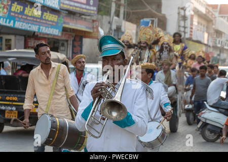 Nakodar, Panjab, India. Il 16 ottobre 2018. Sera scene di strada in nord Panjab città mercato di Nakodar festeggia Navratri festival indù. Nel 2018, il festival di Navratri cade il 10 ottobre e si concluderà il 18 ottobre. Il festival è celebrato per nove giorni e nove notti. Navratri cade nel mese di Ashvin e il festival celebra la dea Durga la vittoria su un demone per ripristinare il dharma. Gli indù credono che il Signore Shiva ha concesso il permesso di sua moglie Dea Durga per vedendo sua madre per soli nove giorni. Credito: WansfordPhoto/Alamy Live News Foto Stock