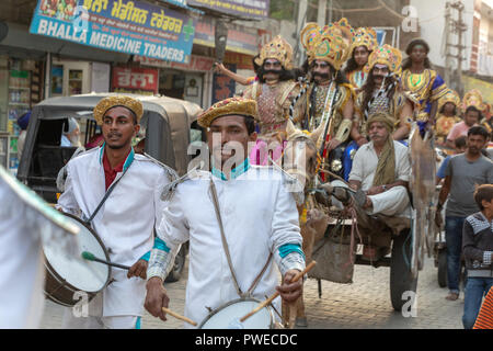 Nakodar, Panjab, India. Il 16 ottobre 2018. Sera scene di strada in nord Panjab città mercato di Nakodar festeggia Navratri festival indù. Nel 2018, il festival di Navratri cade il 10 ottobre e si concluderà il 18 ottobre. Il festival è celebrato per nove giorni e nove notti. Navratri cade nel mese di Ashvin e il festival celebra la dea Durga la vittoria su un demone per ripristinare il dharma. Gli indù credono che il Signore Shiva ha concesso il permesso di sua moglie Dea Durga per vedendo sua madre per soli nove giorni. Credito: WansfordPhoto/Alamy Live News Foto Stock