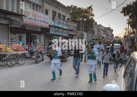 Nakodar, Panjab, India. Il 16 ottobre 2018. Sera scene di strada in nord Panjab città mercato di Nakodar festeggia Navratri festival indù. Nel 2018, il festival di Navratri cade il 10 ottobre e si concluderà il 18 ottobre. Il festival è celebrato per nove giorni e nove notti. Navratri cade nel mese di Ashvin e il festival celebra la dea Durga la vittoria su un demone per ripristinare il dharma. Gli indù credono che il Signore Shiva ha concesso il permesso di sua moglie Dea Durga per vedendo sua madre per soli nove giorni. Credito: WansfordPhoto/Alamy Live News Foto Stock