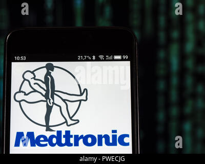 Kiev, Ucraina. Xvi Sep, 2018. Medtronic Medical Equipment Company logo che si vede visualizzato sul telefono intelligente. Credito: Igor Golovniov SOPA/images/ZUMA filo/Alamy Live News Foto Stock