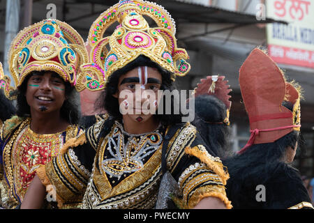 Nakodar, Panjab, India. Il 16 ottobre 2018. Sera scene di strada in nord Panjab città mercato di Nakodar festeggia Navratri festival indù. Nel 2018, il festival di Navratri cade il 10 ottobre e si concluderà il 18 ottobre. Il festival è celebrato per nove giorni e nove notti. Navratri cade nel mese di Ashvin e il festival celebra la dea Durga la vittoria su un demone per ripristinare il dharma. Gli indù credono che il Signore Shiva ha concesso il permesso di sua moglie Dea Durga per vedendo sua madre per soli nove giorni. Credito: WansfordPhoto/Alamy Live News Foto Stock