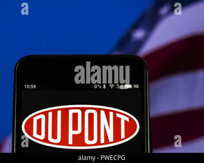 Kiev, Ucraina. Xvi Sep, 2018. Conglomerato di DuPont Company logo che si vede visualizzato sul telefono intelligente. E. I. du Pont de Nemours and Company è una conglomerata americana che è stata fondata nel luglio 1802 Credit: Igor Golovniov SOPA/images/ZUMA filo/Alamy Live News Foto Stock