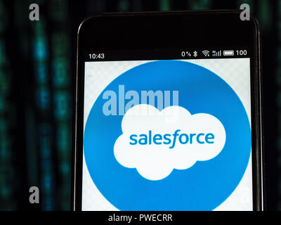 Kiev, Ucraina. Xvi Sep, 2018. Salesforce il cloud computing aziendale logo che si vede visualizzato sul telefono intelligente. Credito: Igor Golovniov SOPA/images/ZUMA filo/Alamy Live News Foto Stock