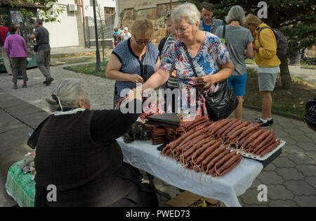 Turisti acquistare churchkhela tradizionale per la vendita presso la piazza del mercato della città di Signagi,Georgia Foto Stock