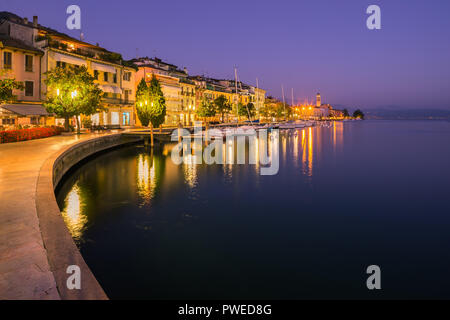 Salò è una città e comune della provincia di Brescia nella regione Lombardia (Italia settentrionale) sulle rive del Lago di Garda. Foto Stock