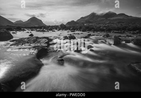 In bianco e nero e una lunga esposizione delle cascate, Sliglachan, Black Cuillin Mountain Range, Scotland, Regno Unito Foto Stock