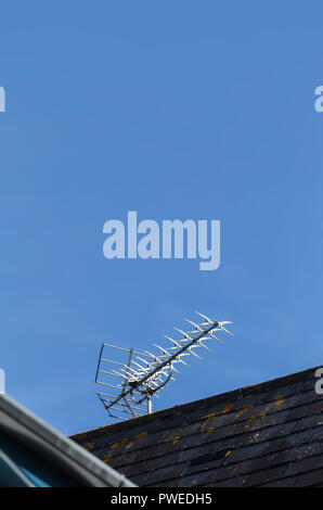 Shiny antenna TV contro un cielo blu. Foto Stock