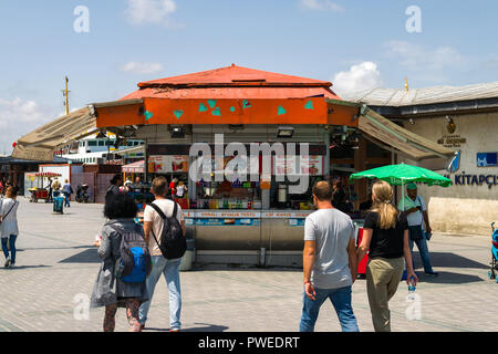 Un piccolo edificio di vendita spuntini, fast food e drink nel quartiere Eminonu, Istanbul, Turchia Foto Stock