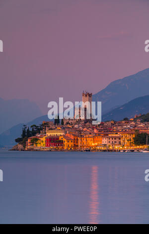 Malcesine è un comune, sulla riva orientale del Lago di Garda in provincia di Verona nella regione italiana Veneto. Foto Stock