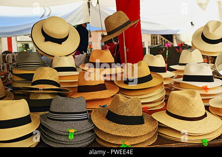 Cappelli di paglia display su un cavalletto a Piazza delle Erbe e piazza centrale della città vecchia di Verona Italia Foto Stock