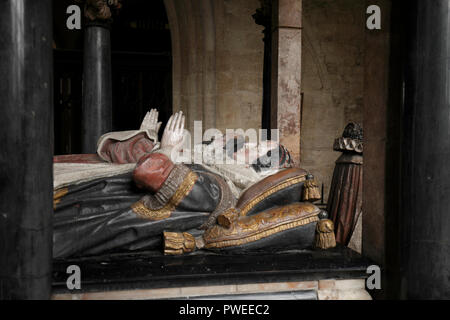 La tomba di Sir Lawrence Tanfield e sua moglie Elisabetta, la chiesa parrocchiale di San Giovanni Battista a Burford, Oxfordshire, Regno Unito Foto Stock