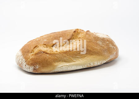 Ciabatta - Italiano pane bianco di farina di grano, acqua, olio di oliva, il sale e il lievito. Isolato su sfondo bianco. Foto Stock