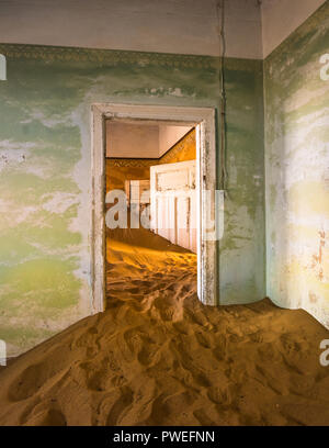 Abbandonata la città fantasma di Kolmanskop in Namibia Foto Stock
