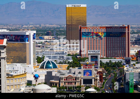 The Strip a Las Vegas con hotel e casinò come Trump International Hotel, Treasure Island, The Mirage & Caesars Palace Foto Stock