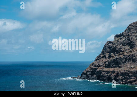 Black Rock mountain a costa - scogliera alla costa dell'oceano Foto Stock