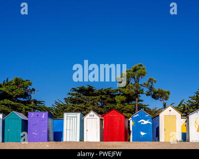 Colorate cabine da spiaggia di Saint-Denis-d'Oléron su Oleron Island, Charente-Maritime, Nouvelle-Aquitaine, Francia Foto Stock