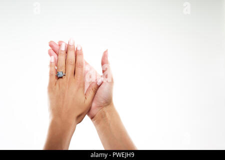 Modello femminile delle mani con platino oro bianco anello di fidanzamento con uno Asscher taglio del diamante e spianare Foto Stock