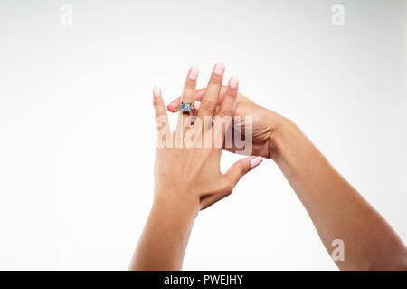 Modello femminile delle mani con platino oro bianco anello di fidanzamento con uno Asscher taglio del diamante e spianare Foto Stock