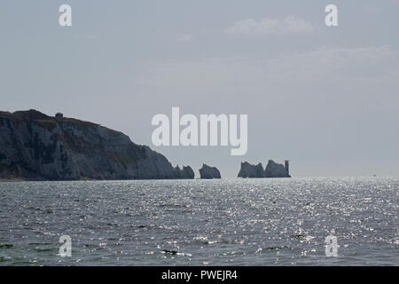 Gli aghi. Allume Bay. Il ​Isle di Wight. Faro. Landmark attrazione. Tre pile di gesso. Estremità occidentale. Totland. I.O.W., South Coast, Inghilterra. Foto Stock