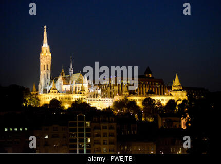 La Chiesa di San Mattia di notte. Budapest, Ungheria Foto Stock