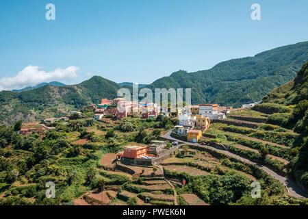 Villaggio di montagna con terrazza campi, montagne di Anaga, tenerife, Spagna Foto Stock