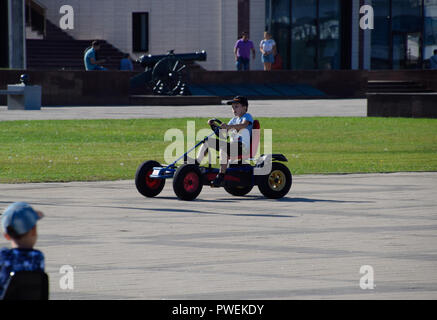 Novorossiysk, Russia - 29 Settembre 2018: Bambini ride nel parco sulle vetture con i pedali. Admiral Serebryakov Square. Tempo libero per i bambini. Foto Stock