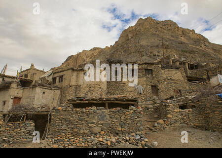 Vecchio fango-case di mattoni in Urtsi, Ladakh, India Foto Stock