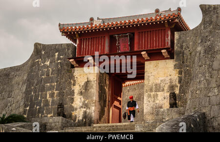 Uomo di lasciare il castello di Shuri, Okinawa, in Giappone Foto Stock