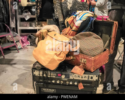 Milano, Italia - 14 Ottobre 2018: Colpo di un vintage bagagli su un amplificatore. Il mercato orientale è un vintage mercato coperto che ha portato una volta al mese a Milano. Foto Stock