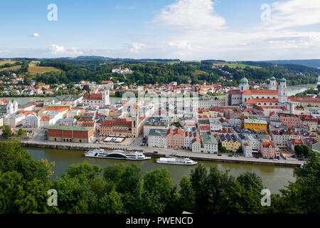 D-Passau, il Danubio, Inn, Ilz, Vista panoramica con Inn e il Danubio, città vecchia, Gesuiti Chiesa San Michele con Leopoldinum high school, ex collegio dei Gesuiti, la Chiesa del pellegrinaggio e del monastero di Santa Maria aiuto, il municipio, il Duomo di Santo Stefano, Vescovo chiesa barocca, paesaggio fluviale, Inn paesaggio, paesaggio del Danubio, molo, escursione di navi Foto Stock