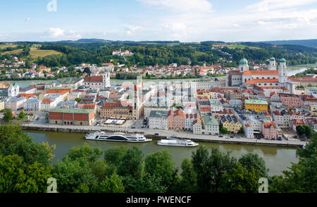 D-Passau, il Danubio, Inn, Ilz, Vista panoramica con Inn e il Danubio, città vecchia, Gesuiti Chiesa San Michele con Leopoldinum high school, ex collegio dei Gesuiti, la Chiesa del pellegrinaggio e del monastero di Santa Maria aiuto, il municipio, il Duomo di Santo Stefano, Vescovo chiesa barocca, paesaggio fluviale, Inn paesaggio, paesaggio del Danubio, molo, escursione di navi Foto Stock